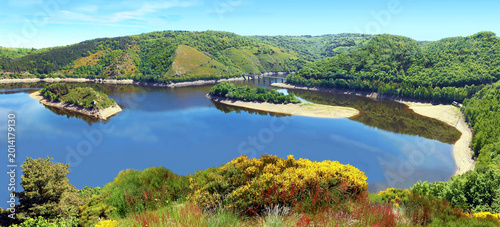 Foto Lac du barrage de Grandval sur la rivière Truyère, dans le Cantal