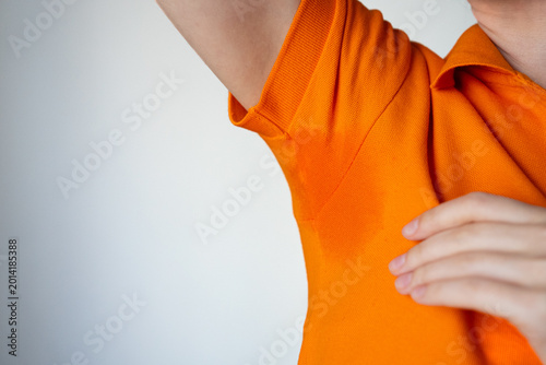 Canvastavla Anonymous woman showing perspiration stain under arm indoors