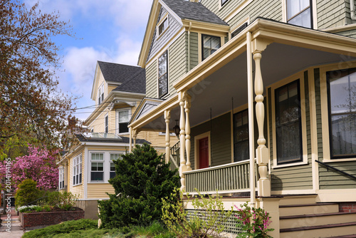 Foto Street of typical New England houses with colorfully painted clapboard
