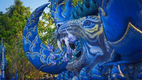 Cuadro en lienzo Majestic Blue Tiger Sculpture at Wat Rong Suea Ten Blue Temple, Chiang Rai