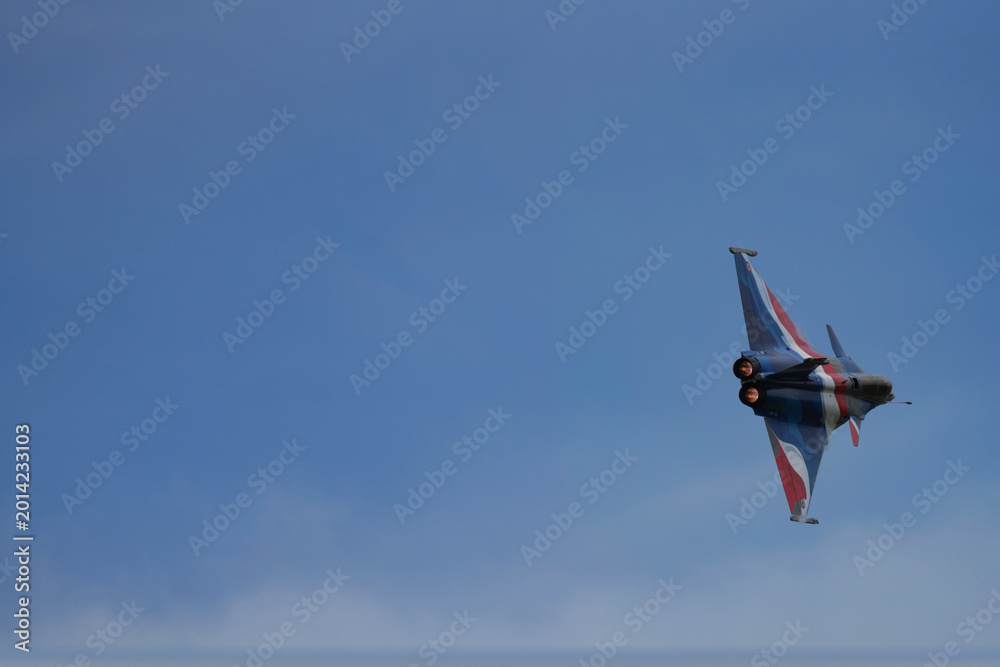 Fototapeta premium Rafale Solo Display 2026 post combustion au loin