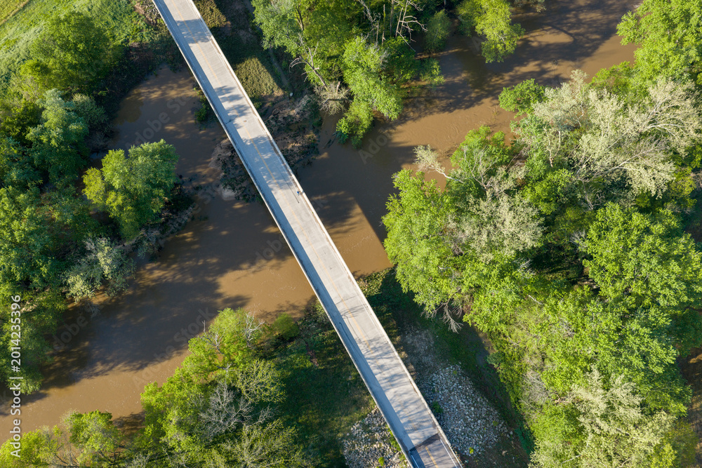 Obraz premium highway and bridge over Bourbeuse River in flooding stage, Missouri Ozarks near Rosebud, aerial view of springtime scenery