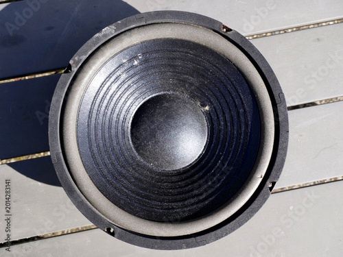 Tablou pe pânză Old black speaker driver creating audible sound vibrations