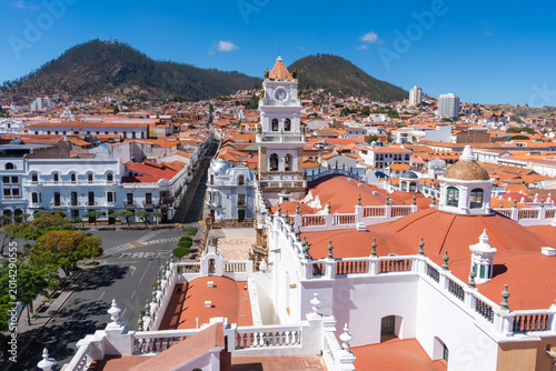Obraz na płótnie Vista panorámica de sucre bolivia con catedral colonial plaza principal y montañas