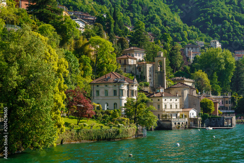 Cuadro en lienzo bellissima paesino con vista lago e vegetazione ricca
