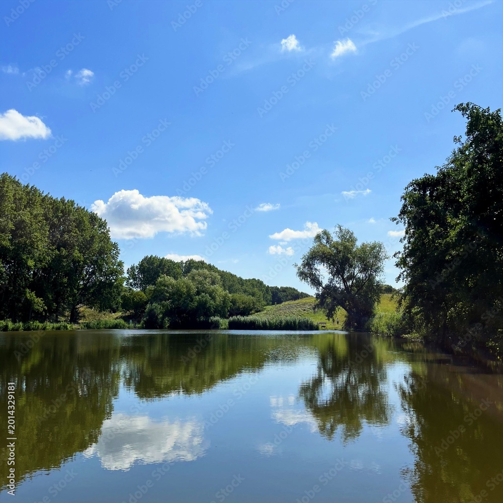 Obraz premium Minimalist Nature Scene with Water Reflection and Open Sky