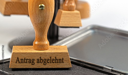 Holzstempel mit dem Text Antrag abgelehnt