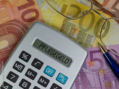 Taschenrechner mit dem Text Pflegegeld im Display