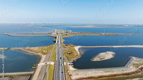 Foto View of an ecological waterway and lock complex on a coastal dam in Europe