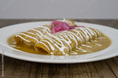 Cuadro en lienzo Hearty plate of enchiladas suizas smothered in green sauce to satisfy that urge