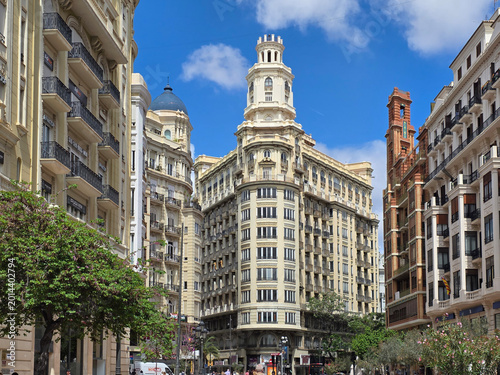 Tablou pe pânză Wide view of Plaza del Ayuntamiento in Valencia, Spain, with pedestrians strolling between ornate buildings