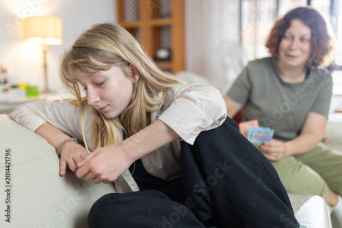 Foto Teen girl feeling sad about money issues with mother