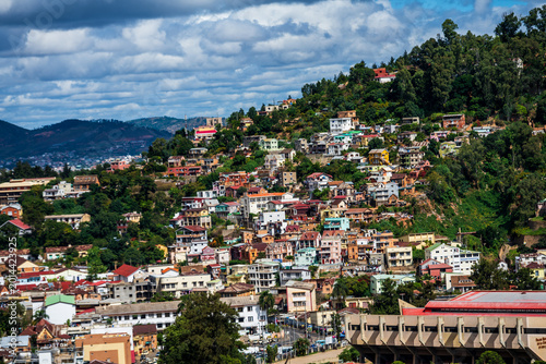 Tablou pe pânză Hillside residences in Antananarivo clustered on a steep green slope