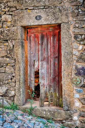 Fotografija Weathered Red Door In Castelo Rodrigo