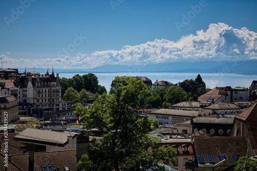 Bild auf Leinwand Historische Architektur in Lausanne mit malerischer Aussicht auf das Genfersee-B