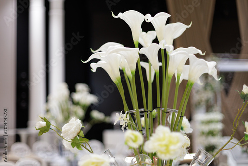 Bild auf Leinwand Elegant White Calla Lily Centerpiece with Subtle Greenery in Luxury Wedding Hall