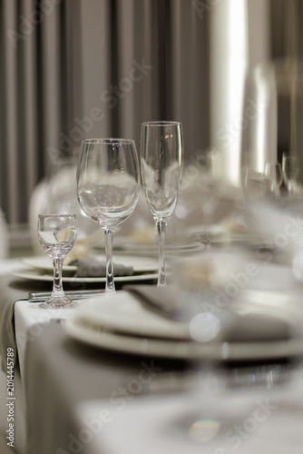 Fotografie Elegant Wedding Guest Table Setting with White Calla Lily Centerpiece and Modern