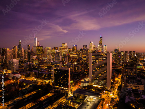 Foto Aerial View of the Chicago Skyline at Sunset Over Lake Michigan with Dramatic G