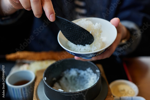 ご飯をよそう人