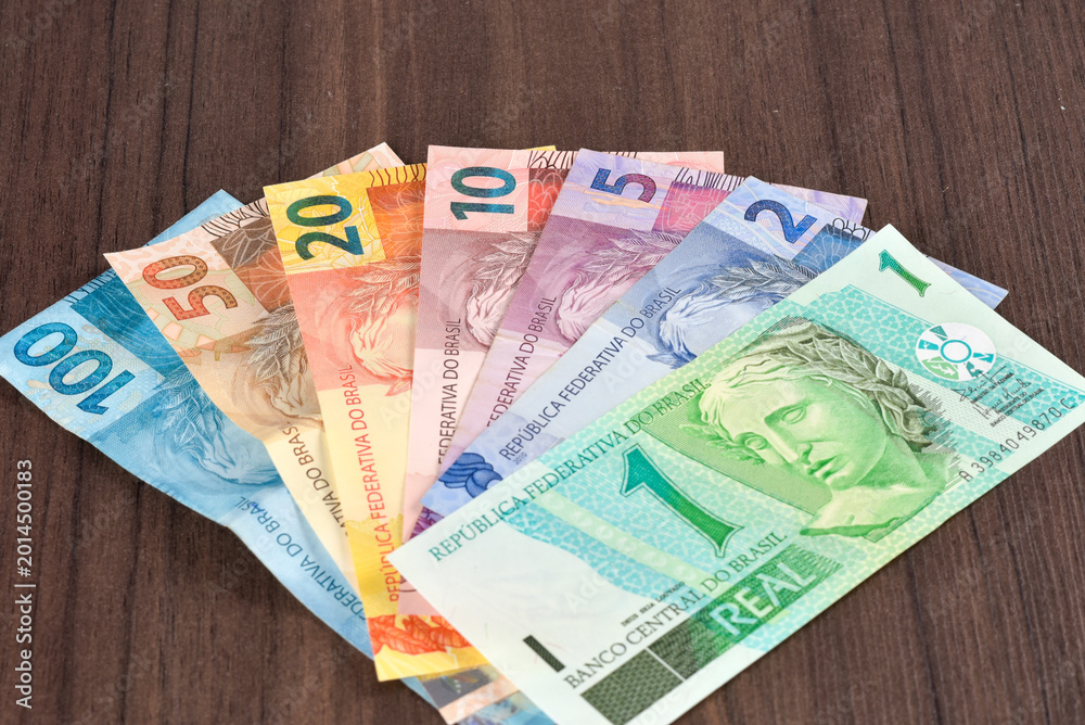 Obraz premium Brazil: Financial value of Brazilian Real banknotes representing the currency in the monetary economy. Bank business.