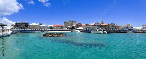 Canvastavla Panoramic view of the George Town waterfront in Grand Cayman featuring colorful