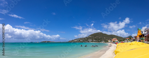 Tableau sur toile Wide panoramic view of the beach at Great Bay in Philipsburg Sint Maarten featur