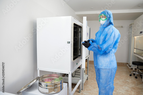 Fotografi Laboratory worker operating Modern laboratory autoclave sterilizer