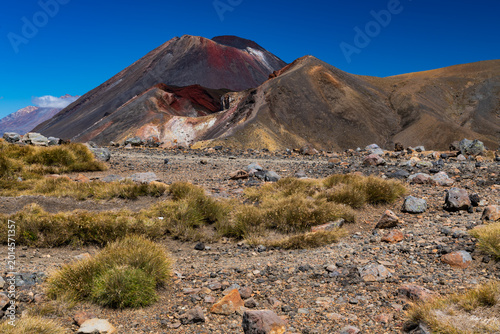 Fotografie Red Crater and volcanic landscape on the Tongariro Alpine Crossing, Tongariro Na