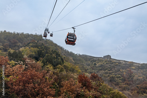 Obraz na plátně Cable cars transporting tourists onto the Mutianyu section of the Great Wall of