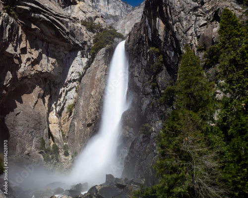 Canvas-taulu Bridalveil Fall  flows down rocky cliff in Yosemite National Park