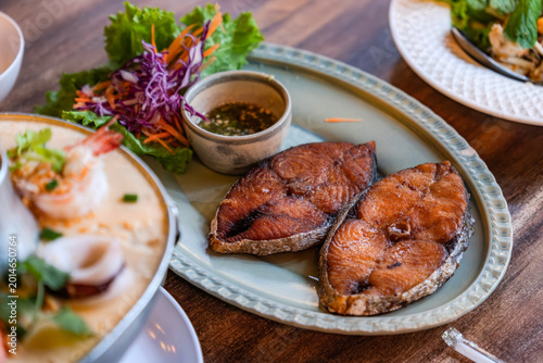 Foto Authentic Thai Seafood Spread Featuring Deep-Fried Fish Steaks