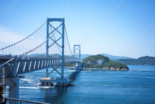 Fotografía 青い海と空に映える瀬戸内海の大鳴門橋と渦潮の風景