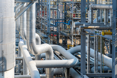 Foto Close-up of a large-scale, intricately designed pipe rack system and metal piping structures inside a gas plant
