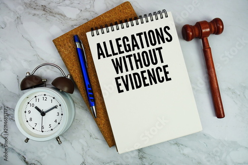 Tableau sur toile Allegations Without Evidence text written on notepad with pen, alarm clock and j