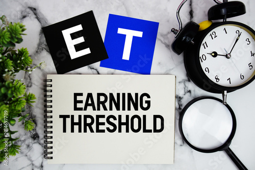 Cuadro en lienzo ET Earning Threshold text written on notepad with alarm clock and magnifying gla