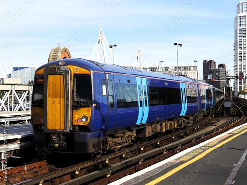 Canvas Print ロンドン・チャリングクロス駅から発車する通勤列車