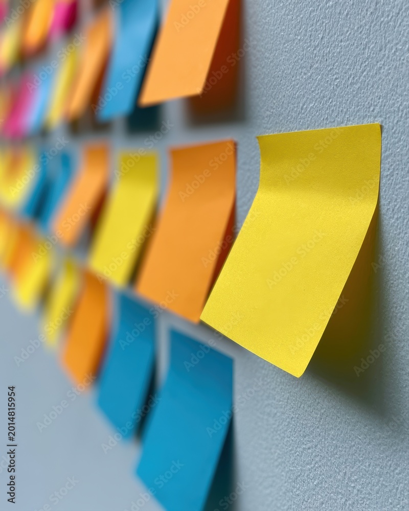 Obraz premium post it brainstorming wall ideas concept office scene