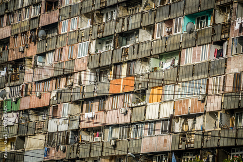 Foto Patterns of communist style apartment building balcony in Yerevan Armenia
