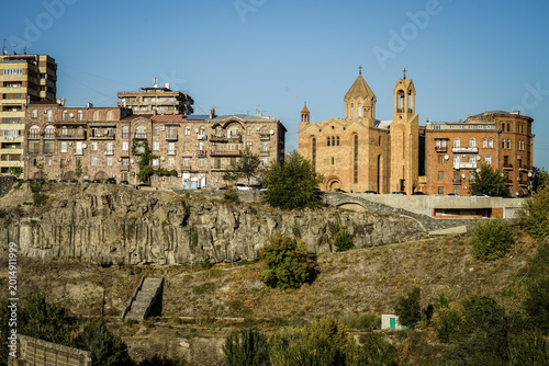 Foto Old Historic Buildings on a Cliff In Yerevan Armenia