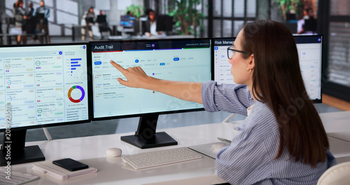 Tableau sur toile Woman Auditor Monitors Multiple Screens To Review Compliance