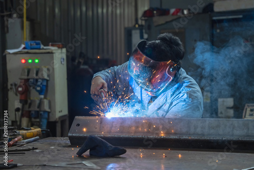 Foto Welding action in industrial workshop welding process factory environment close-