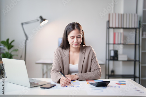 Fotografi Asian businesswoman analyzing financial data and statistics, tracking growth, pr