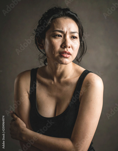 涙を流す女性