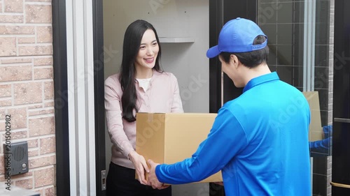 若い女性と宅配業者の荷物の受け渡し　ライフスタイルイメージ