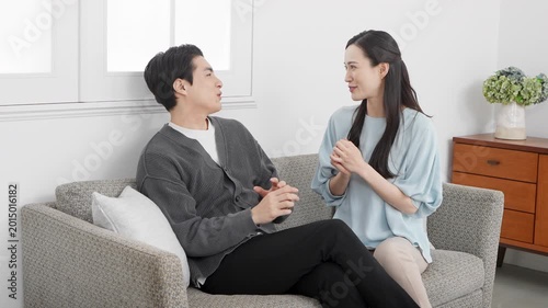 ソファーでくつろぐ若い男女　ライフスタイルイメージ	
