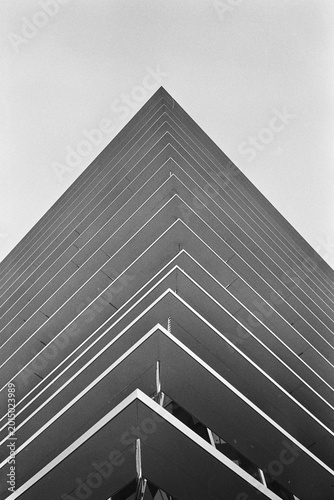Foto analógica de un edificio moderno construido en el siglo XXI