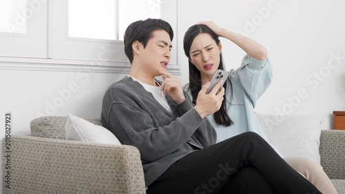 スマートフォンで検索をする若い男女　ライフスタイルイメージ	
