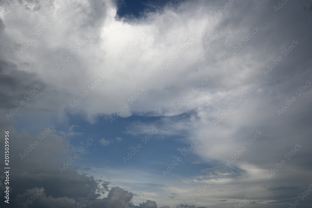 Obraz premium Dramatic White Clouds and Blue Sky Before Rainstorm
