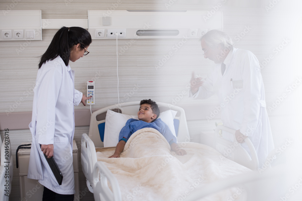 Obraz premium Middle Eastern doctors consulting with a young patient in an eye hospital ward in Egypt
