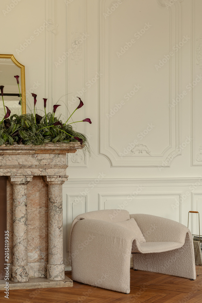 Naklejka premium Elegant Interior Scene with Modern Furniture and Floral Arrangement by Fireplace in a Bright Room